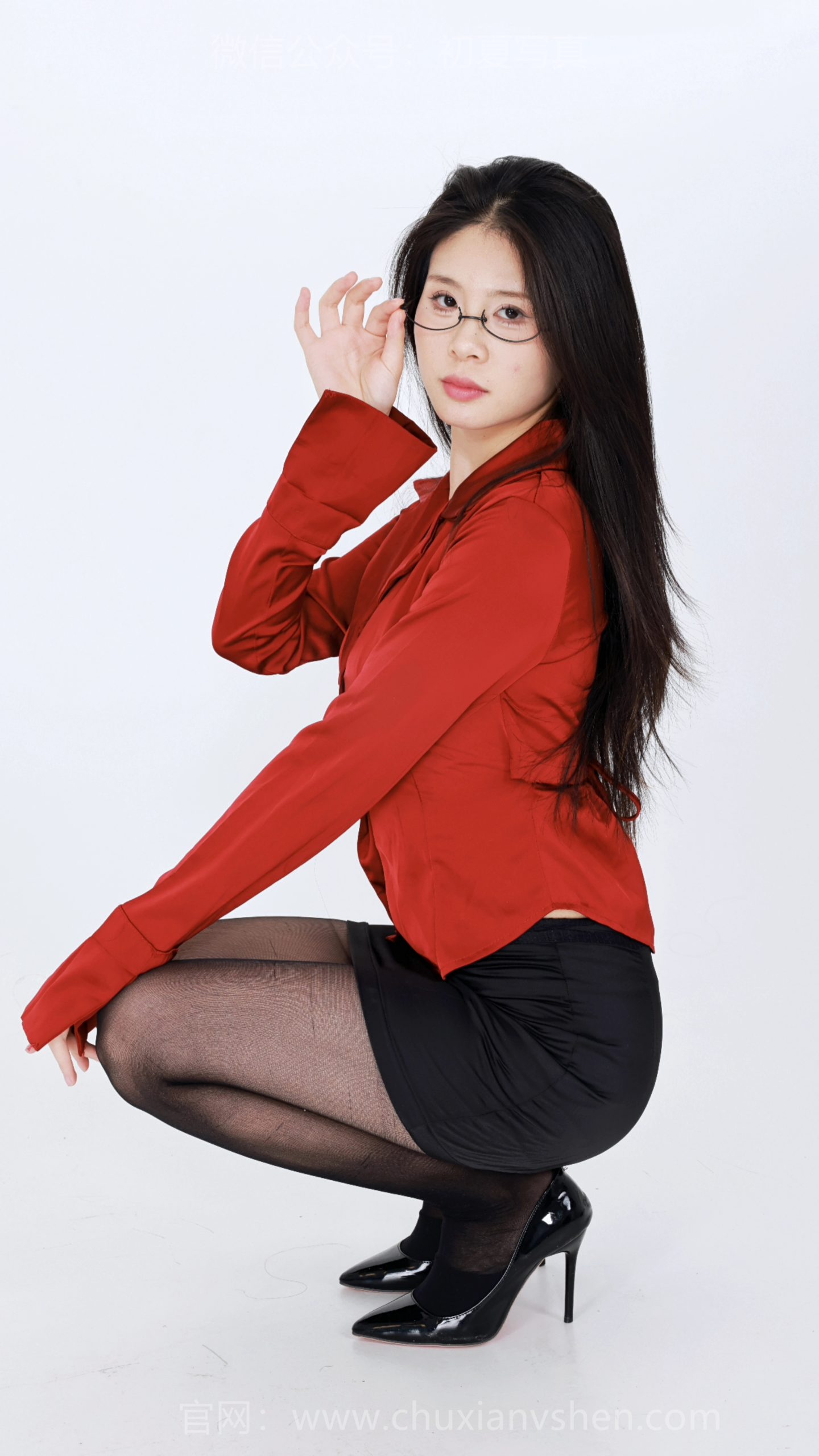 059/嘎嘎~【高跟自信】红衫黑裙，是职场舞台上的固定装束，干练如影随形，帮我接住一次次挑战。